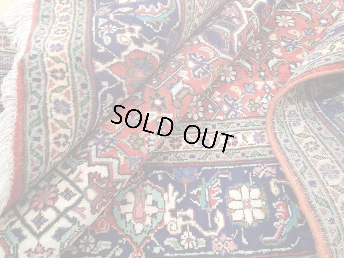 画像14: 良品 オールド ペルシャ 絨毯 タブリーズ リビング ダイニング 大判 3.7m 6〜8畳 3人掛けソファ サイズ  365 x 253 cm z139 手織り トライバル ラグ 天然 ウール 敷物 マット カーペット 紺 オレンジ 生成り メダリオン マヒ 柄 ヴィンテージ ビンテージ OLD (14)