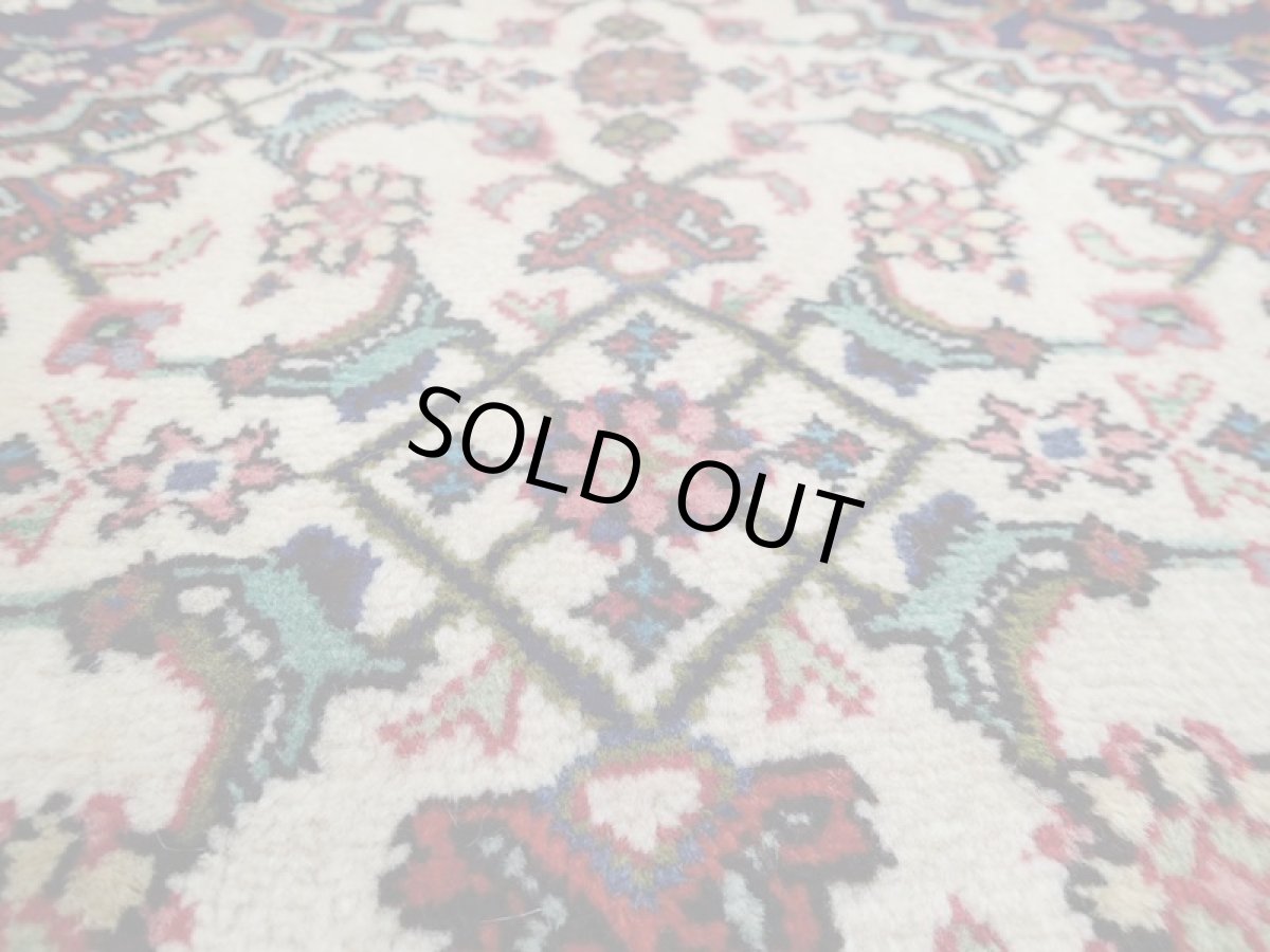 画像12: 良品 オールド ペルシャ 絨毯 タブリーズ リビング ダイニング 大判 3.7m 6〜8畳 3人掛けソファ サイズ  365 x 253 cm z139 手織り トライバル ラグ 天然 ウール 敷物 マット カーペット 紺 オレンジ 生成り メダリオン マヒ 柄 ヴィンテージ ビンテージ OLD (12)