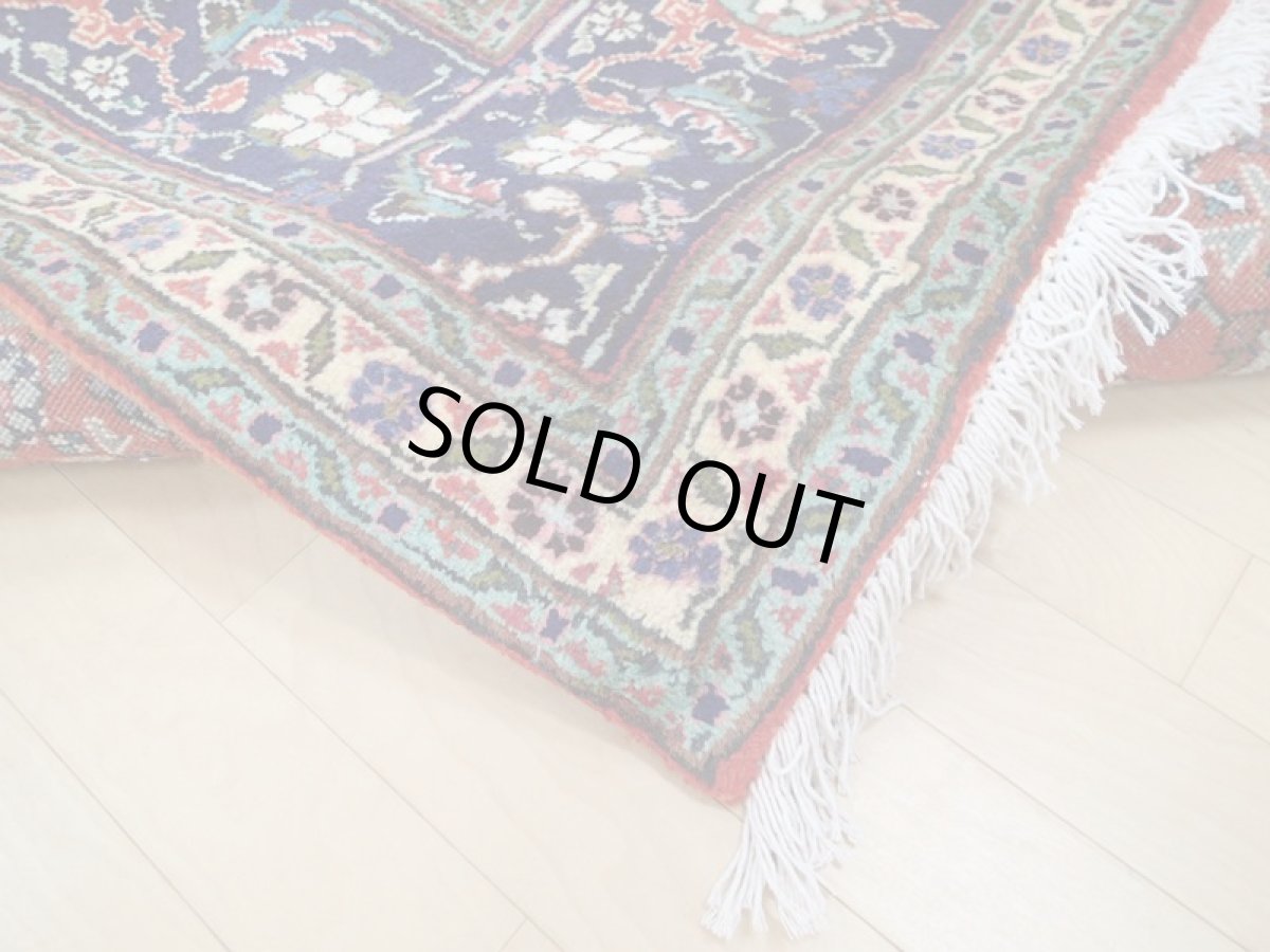 画像15: 良品 オールド ペルシャ 絨毯 タブリーズ リビング ダイニング 大判 3.7m 6〜8畳 3人掛けソファ サイズ  365 x 253 cm z139 手織り トライバル ラグ 天然 ウール 敷物 マット カーペット 紺 オレンジ 生成り メダリオン マヒ 柄 ヴィンテージ ビンテージ OLD (15)