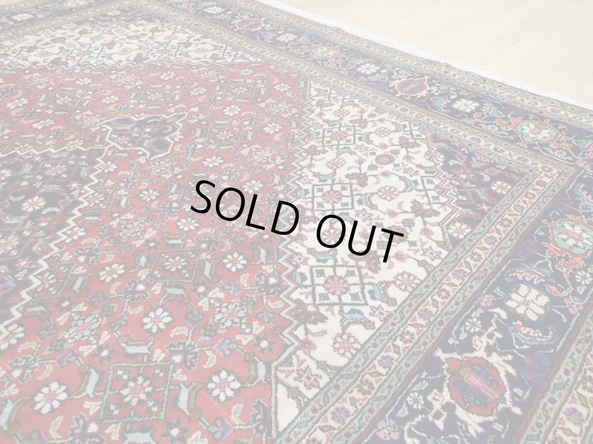 画像9: 良品 オールド ペルシャ 絨毯 タブリーズ リビング ダイニング 大判 3.7m 6〜8畳 3人掛けソファ サイズ  365 x 253 cm z139 手織り トライバル ラグ 天然 ウール 敷物 マット カーペット 紺 オレンジ 生成り メダリオン マヒ 柄 ヴィンテージ ビンテージ OLD (9)