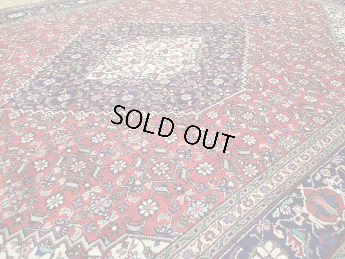 画像10: 良品 オールド ペルシャ 絨毯 タブリーズ リビング ダイニング 大判 3.7m 6〜8畳 3人掛けソファ サイズ  365 x 253 cm z139 手織り トライバル ラグ 天然 ウール 敷物 マット カーペット 紺 オレンジ 生成り メダリオン マヒ 柄 ヴィンテージ ビンテージ OLD (10)