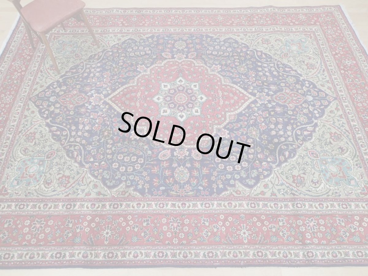 画像4: 良品 オールド ペルシャ 絨毯 タブリーズ リビング ダイニング 大判 3.5m 6畳 3人掛けソファ サイズ  344 x 251 cm z104 手織り トライバル ラグ 天然 ウール 敷物 マット カーペット 赤 紺 メダリオン 草木 花 柄 ヴィンテージ ビンテージ OLD (4)