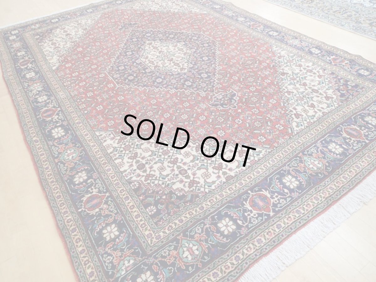 画像4: 良品 オールド ペルシャ 絨毯 タブリーズ リビング ダイニング 大判 3.7m 6〜8畳 3人掛けソファ サイズ  365 x 253 cm z139 手織り トライバル ラグ 天然 ウール 敷物 マット カーペット 紺 オレンジ 生成り メダリオン マヒ 柄 ヴィンテージ ビンテージ OLD (4)