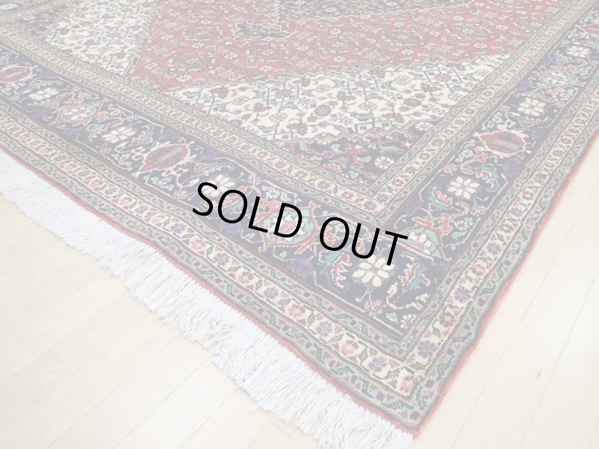 画像11: 良品 オールド ペルシャ 絨毯 タブリーズ リビング ダイニング 大判 3.7m 6〜8畳 3人掛けソファ サイズ  365 x 253 cm z139 手織り トライバル ラグ 天然 ウール 敷物 マット カーペット 紺 オレンジ 生成り メダリオン マヒ 柄 ヴィンテージ ビンテージ OLD (11)