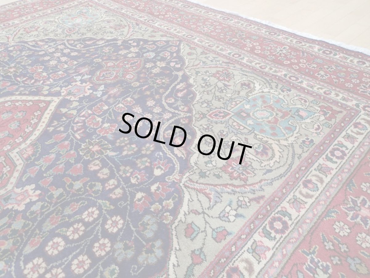 画像10: 良品 オールド ペルシャ 絨毯 タブリーズ リビング ダイニング 大判 3.5m 6畳 3人掛けソファ サイズ  344 x 251 cm z104 手織り トライバル ラグ 天然 ウール 敷物 マット カーペット 赤 紺 メダリオン 草木 花 柄 ヴィンテージ ビンテージ OLD (10)