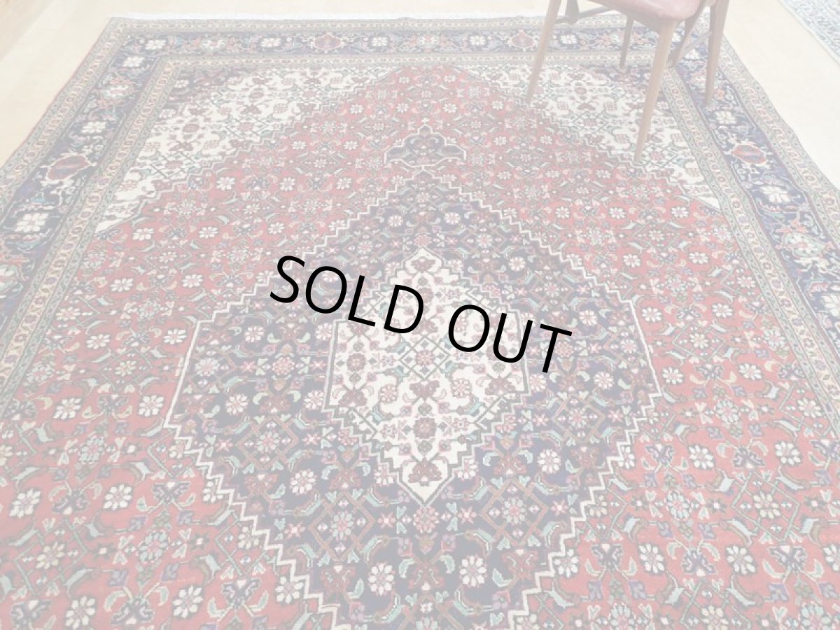 画像7: 良品 オールド ペルシャ 絨毯 タブリーズ リビング ダイニング 大判 3.7m 6〜8畳 3人掛けソファ サイズ  365 x 253 cm z139 手織り トライバル ラグ 天然 ウール 敷物 マット カーペット 紺 オレンジ 生成り メダリオン マヒ 柄 ヴィンテージ ビンテージ OLD (7)