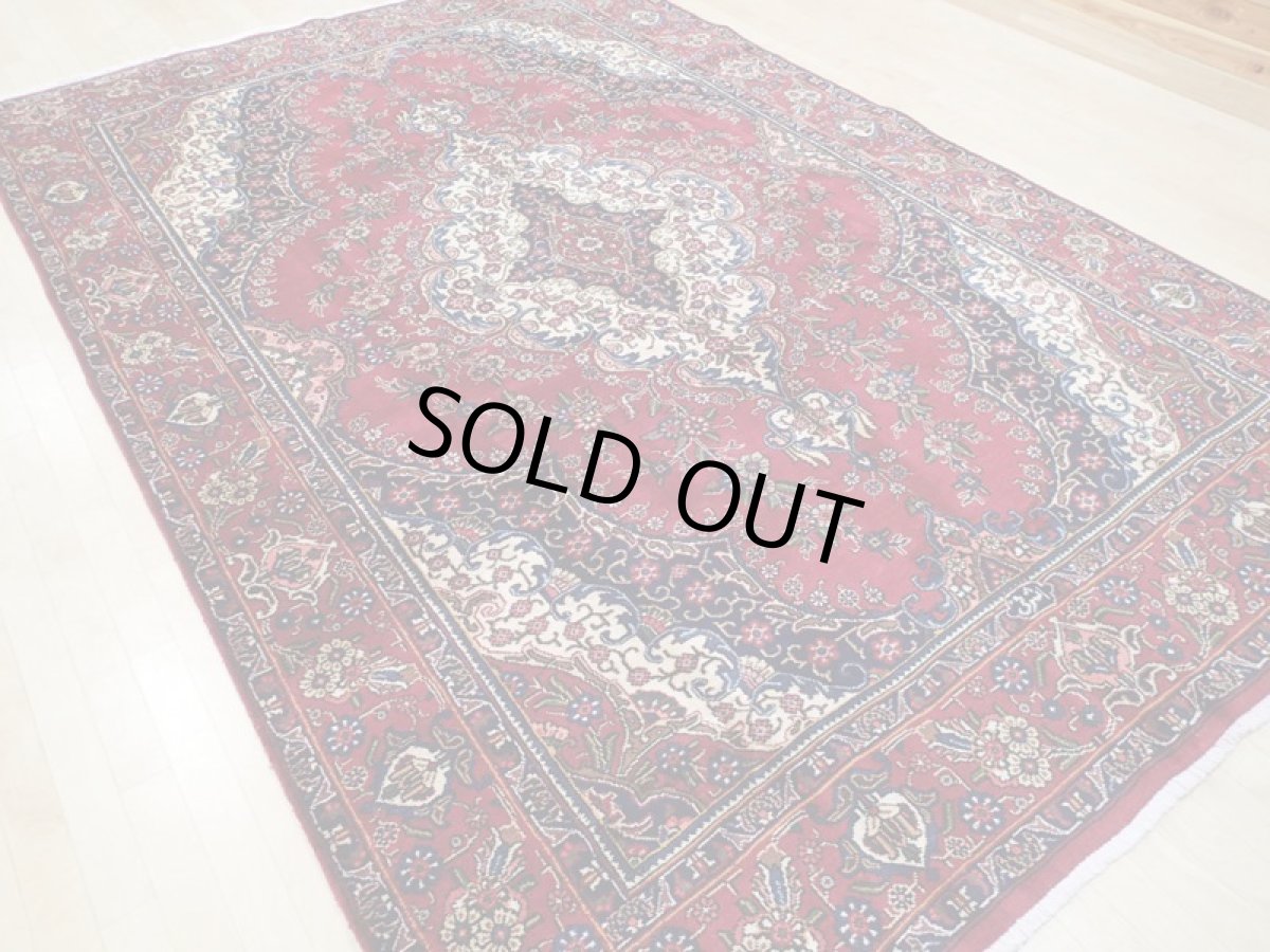 画像6: 良品 オールド ペルシャ 絨毯 タブリーズ リビング ダイニング 大判 3.5m 6畳 3人掛けソファ サイズ  345 x 227 cm z110 手織り トライバル ラグ 天然 ウール 敷物 マット カーペット 赤 メダリオン 工房名入り ヴィンテージ ビンテージ OLD (6)