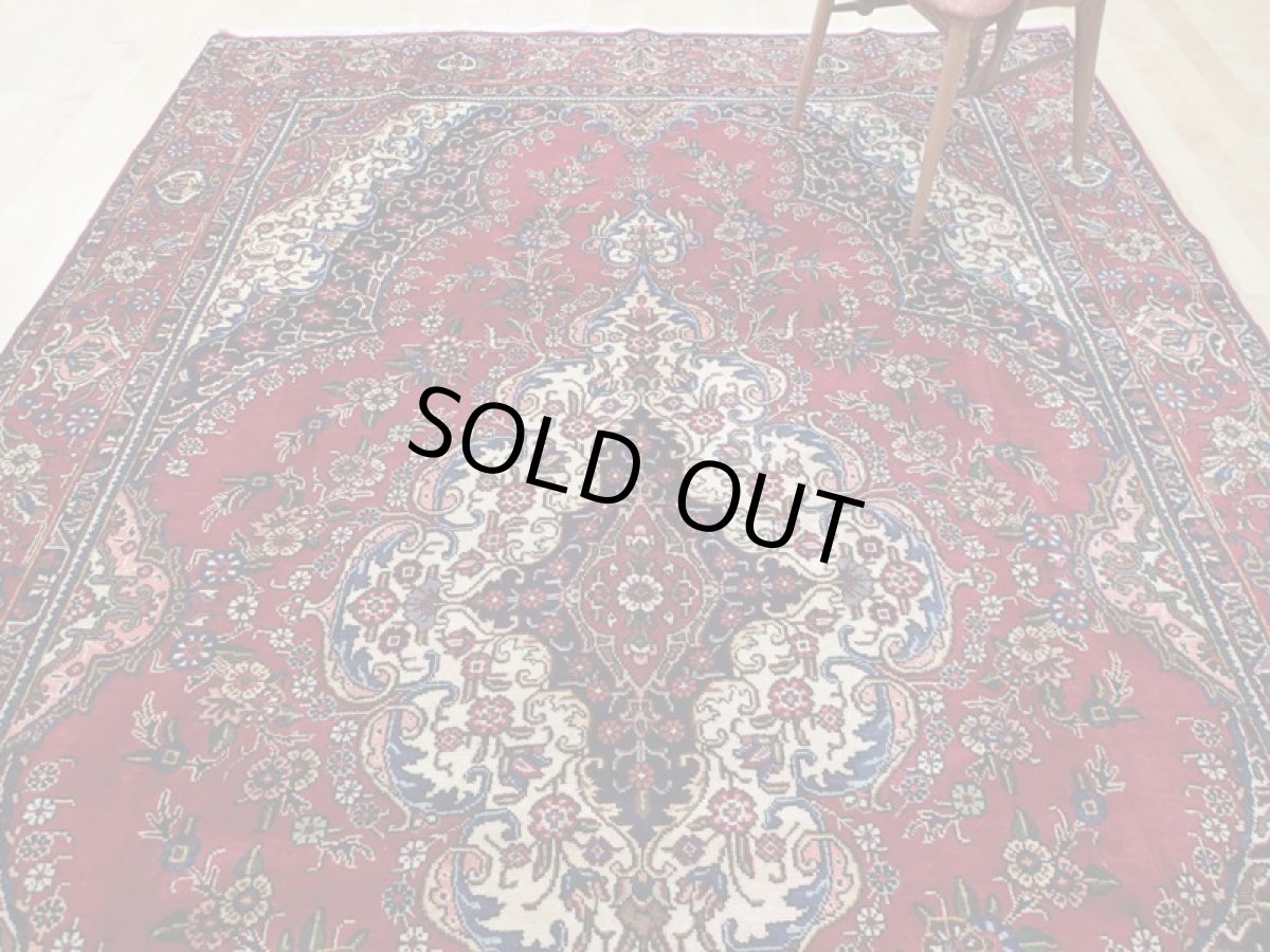 画像8: 良品 オールド ペルシャ 絨毯 タブリーズ リビング ダイニング 大判 3.5m 6畳 3人掛けソファ サイズ  345 x 227 cm z110 手織り トライバル ラグ 天然 ウール 敷物 マット カーペット 赤 メダリオン 工房名入り ヴィンテージ ビンテージ OLD (8)