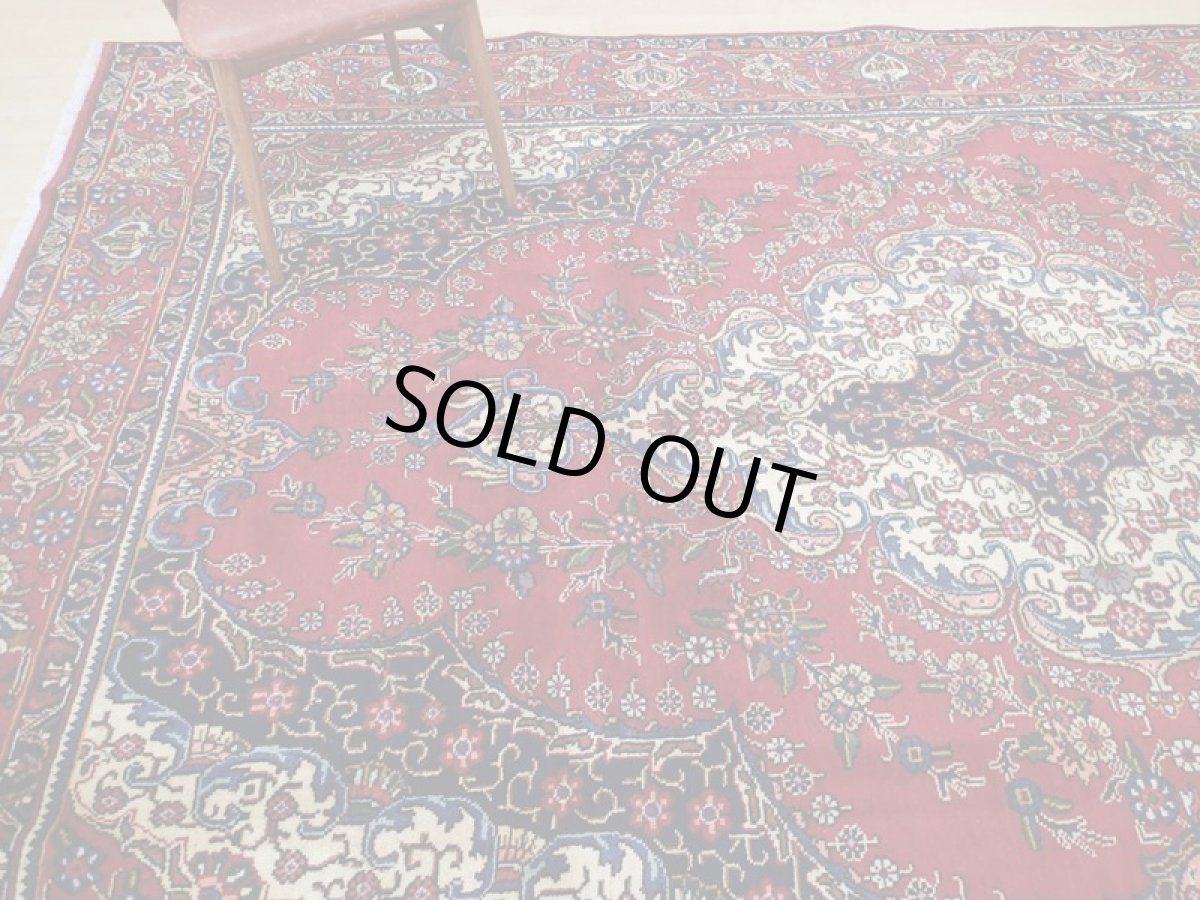 画像2: 良品 オールド ペルシャ 絨毯 タブリーズ リビング ダイニング 大判 3.5m 6畳 3人掛けソファ サイズ  345 x 227 cm z110 手織り トライバル ラグ 天然 ウール 敷物 マット カーペット 赤 メダリオン 工房名入り ヴィンテージ ビンテージ OLD (2)