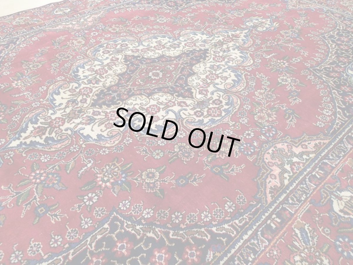 画像11: 良品 オールド ペルシャ 絨毯 タブリーズ リビング ダイニング 大判 3.5m 6畳 3人掛けソファ サイズ  345 x 227 cm z110 手織り トライバル ラグ 天然 ウール 敷物 マット カーペット 赤 メダリオン 工房名入り ヴィンテージ ビンテージ OLD (11)