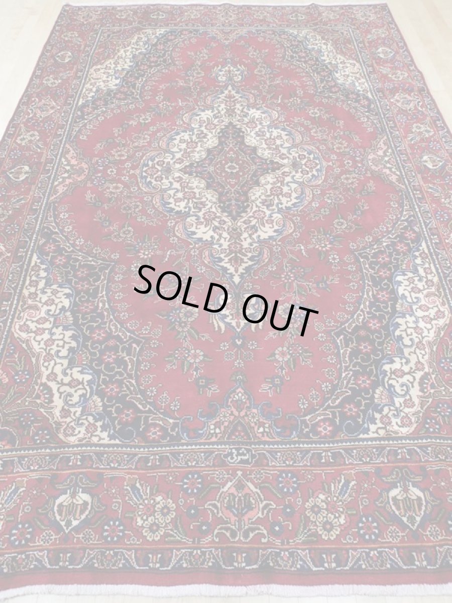 画像5: 良品 オールド ペルシャ 絨毯 タブリーズ リビング ダイニング 大判 3.5m 6畳 3人掛けソファ サイズ  345 x 227 cm z110 手織り トライバル ラグ 天然 ウール 敷物 マット カーペット 赤 メダリオン 工房名入り ヴィンテージ ビンテージ OLD (5)