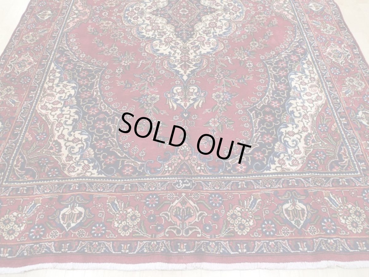 画像9: 良品 オールド ペルシャ 絨毯 タブリーズ リビング ダイニング 大判 3.5m 6畳 3人掛けソファ サイズ  345 x 227 cm z110 手織り トライバル ラグ 天然 ウール 敷物 マット カーペット 赤 メダリオン 工房名入り ヴィンテージ ビンテージ OLD (9)