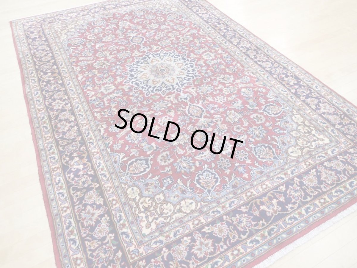 画像5: 美品 ペルシャ 絨毯 ナジャファバド リビング ダイニング 大判 3.2m 6畳 3人掛けソファ サイズ  317 x 205 cm z119 肉厚 天然 ウール 手織り トライバル ラグ 敷物 マット カーペット 赤 メダリオン 草木 花 柄 ヴィンテージ ビンテージ OLD (5)