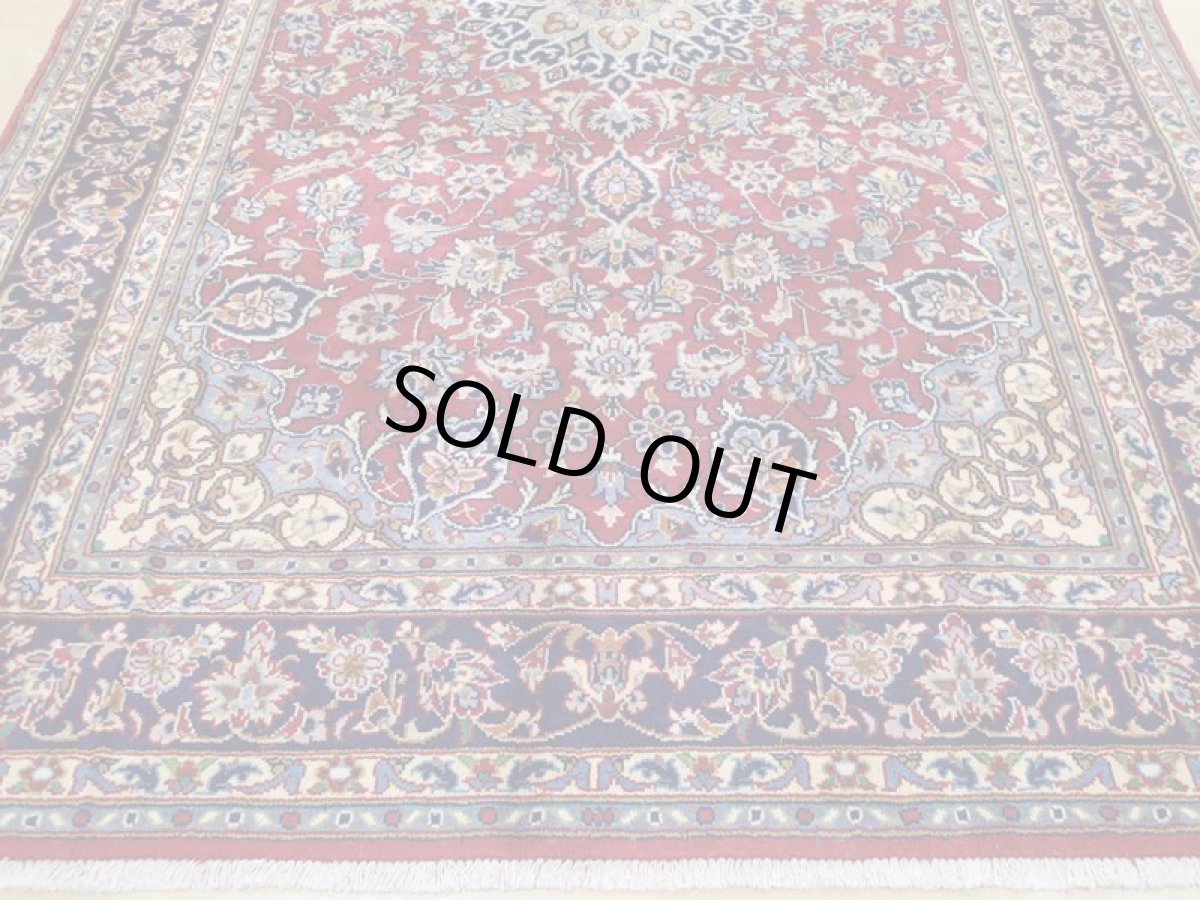 画像8: 美品 ペルシャ 絨毯 ナジャファバド リビング ダイニング 大判 3.2m 6畳 3人掛けソファ サイズ  317 x 205 cm z119 肉厚 天然 ウール 手織り トライバル ラグ 敷物 マット カーペット 赤 メダリオン 草木 花 柄 ヴィンテージ ビンテージ OLD (8)