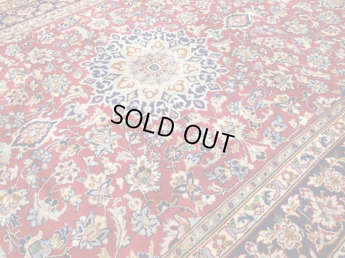 画像10: 美品 ペルシャ 絨毯 ナジャファバド リビング ダイニング 大判 3.2m 6畳 3人掛けソファ サイズ  317 x 205 cm z119 肉厚 天然 ウール 手織り トライバル ラグ 敷物 マット カーペット 赤 メダリオン 草木 花 柄 ヴィンテージ ビンテージ OLD (10)