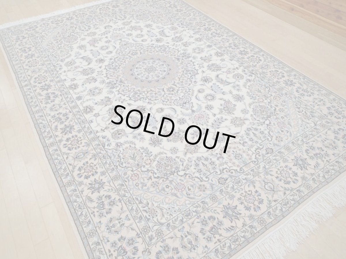 画像6: 新品 ペルシャ 絨毯 ナイン 9la 3m リビング ダイニング 大判 6畳 3人掛けソファ サイズ 302 x 202 cm 125 シルク ウール 手織り ラグ ハンドメイド カーペット 敷物 クラシック スタイル クリーム ベージュ アイボリー 生成り 白 青 ピンク 緑 (6)
