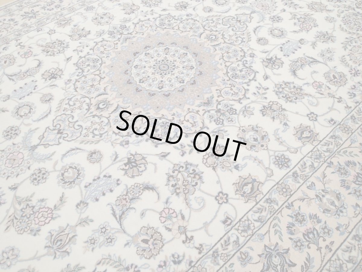 画像11: 新品 ペルシャ 絨毯 ナイン 9la 3m リビング ダイニング 大判 6畳 3人掛けソファ サイズ 302 x 202 cm 125 シルク ウール 手織り ラグ ハンドメイド カーペット 敷物 クラシック スタイル クリーム ベージュ アイボリー 生成り 白 青 ピンク 緑 (11)