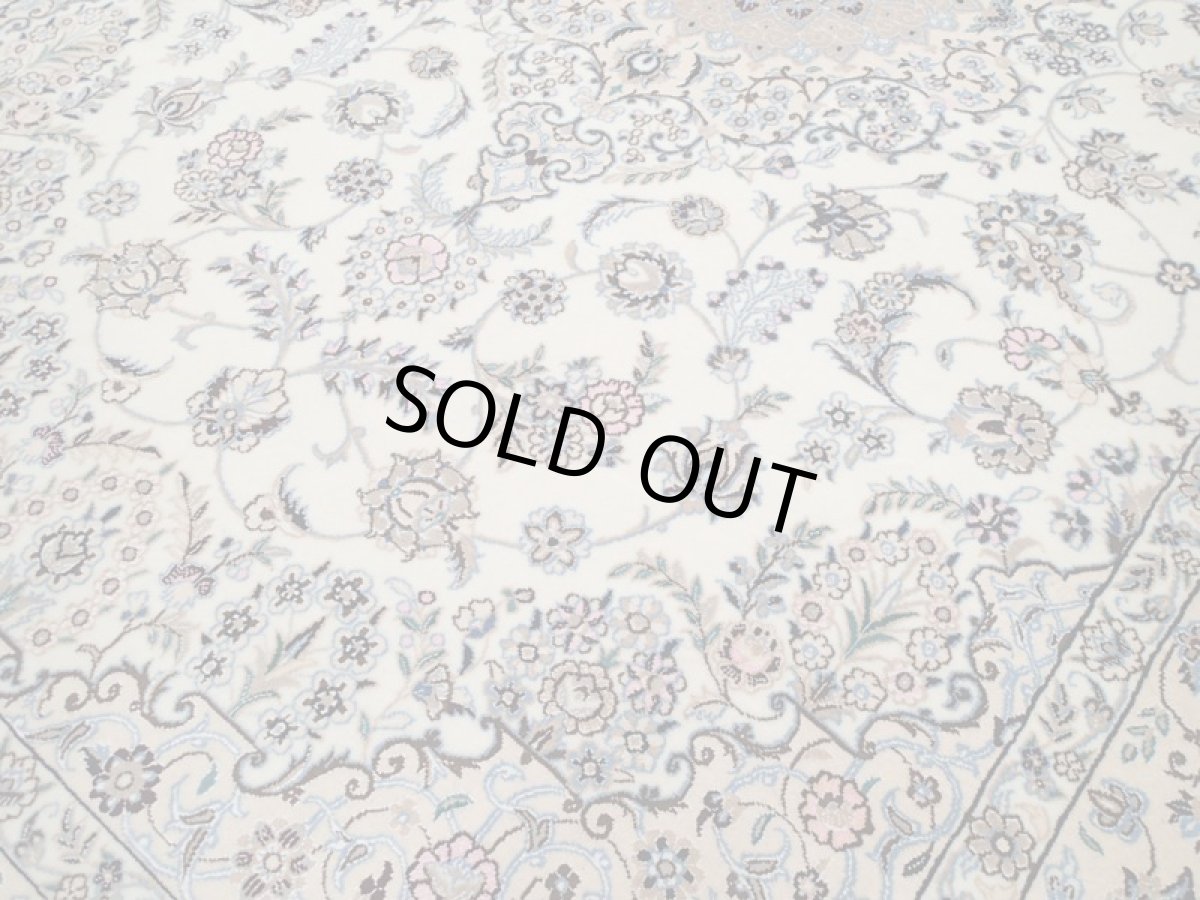 画像12: 新品 ペルシャ 絨毯 ナイン 9la 3m リビング ダイニング 大判 6畳 3人掛けソファ サイズ 302 x 202 cm 125 シルク ウール 手織り ラグ ハンドメイド カーペット 敷物 クラシック スタイル クリーム ベージュ アイボリー 生成り 白 青 ピンク 緑 (12)