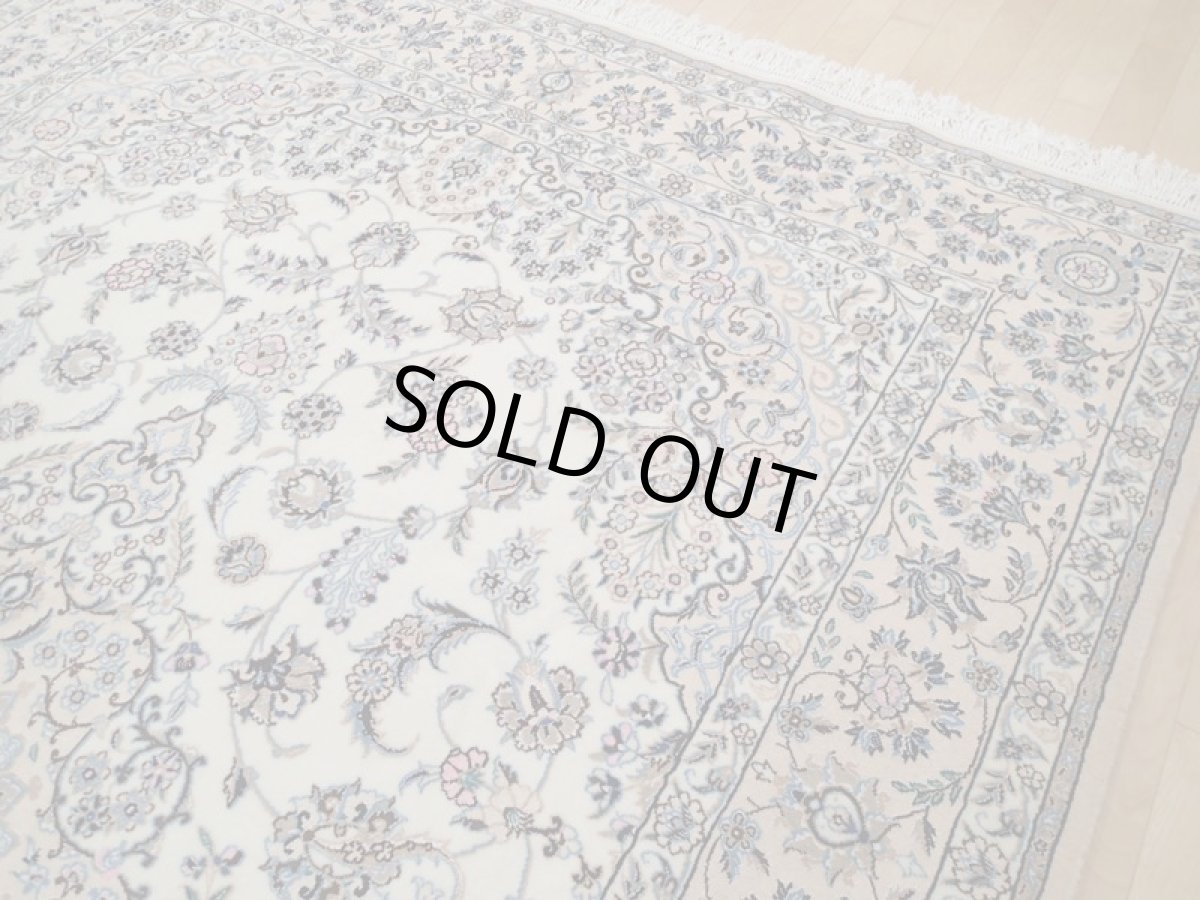 画像10: 新品 ペルシャ 絨毯 ナイン 9la 3m リビング ダイニング 大判 6畳 3人掛けソファ サイズ 302 x 202 cm 125 シルク ウール 手織り ラグ ハンドメイド カーペット 敷物 クラシック スタイル クリーム ベージュ アイボリー 生成り 白 青 ピンク 緑 (10)