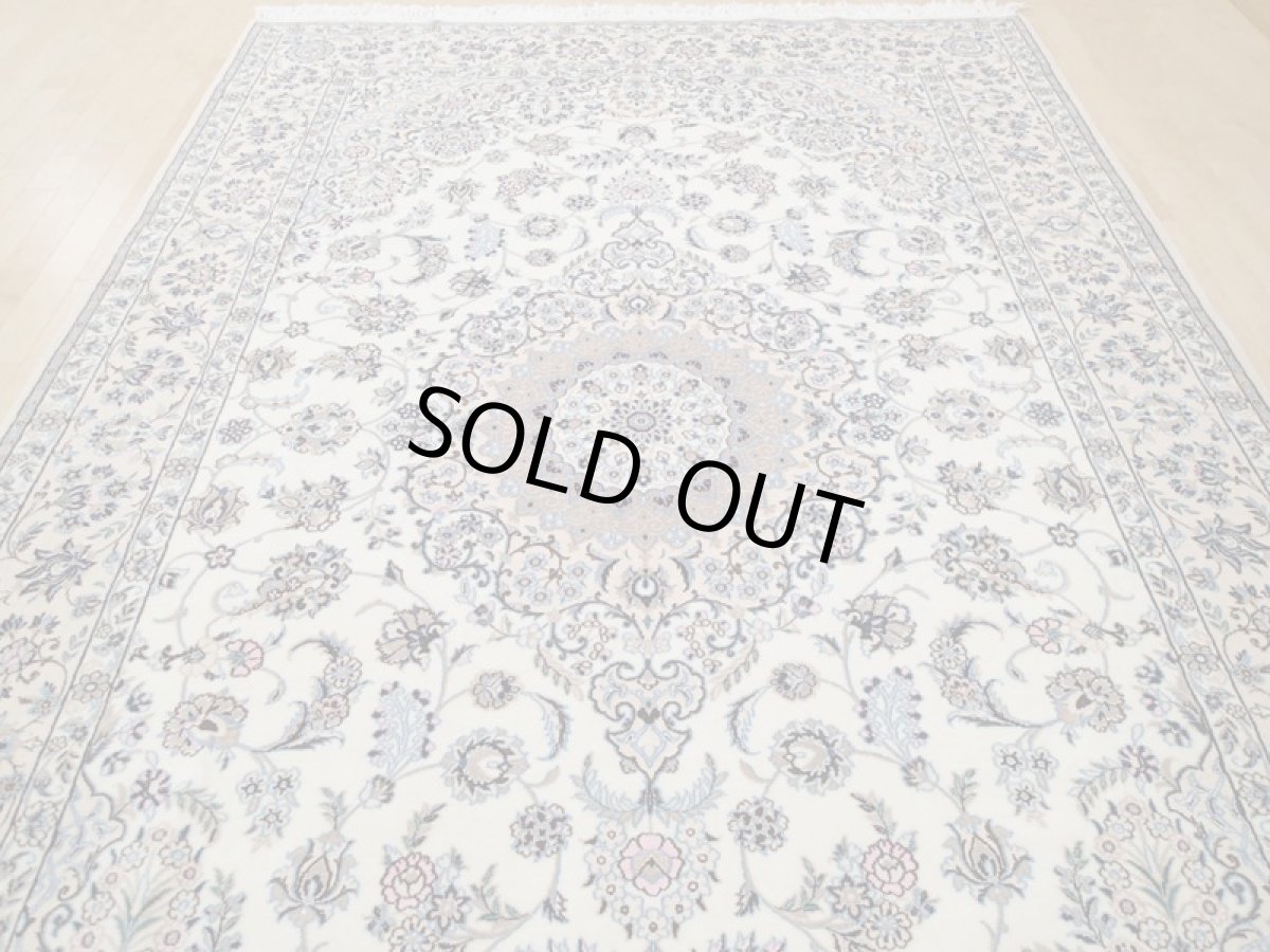 画像7: 新品 ペルシャ 絨毯 ナイン 9la 3m リビング ダイニング 大判 6畳 3人掛けソファ サイズ 302 x 202 cm 125 シルク ウール 手織り ラグ ハンドメイド カーペット 敷物 クラシック スタイル クリーム ベージュ アイボリー 生成り 白 青 ピンク 緑 (7)