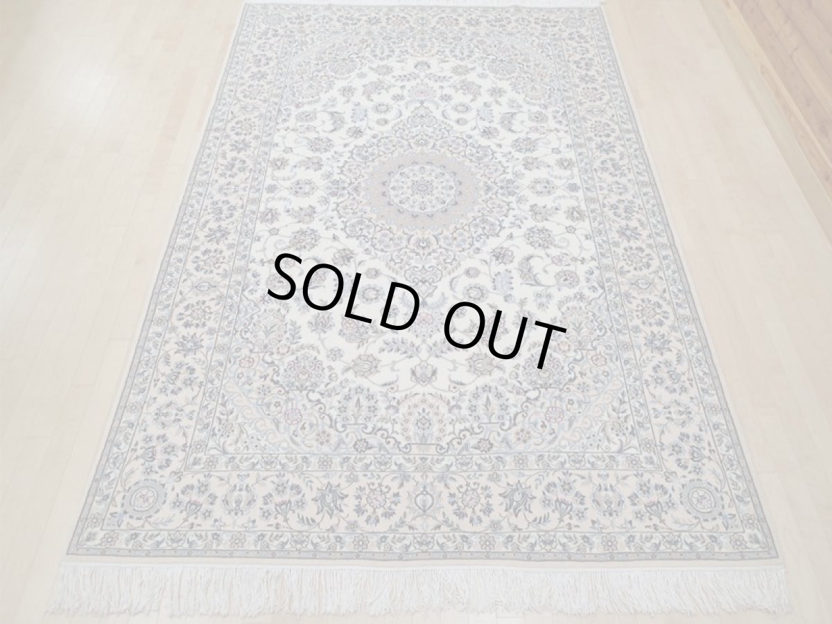 画像3: 新品 ペルシャ 絨毯 ナイン 9la 3m リビング ダイニング 大判 6畳 3人掛けソファ サイズ 302 x 202 cm 125 シルク ウール 手織り ラグ ハンドメイド カーペット 敷物 クラシック スタイル クリーム ベージュ アイボリー 生成り 白 青 ピンク 緑 (3)