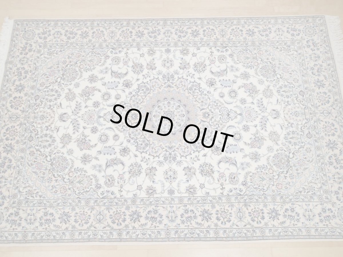 画像4: 新品 ペルシャ 絨毯 ナイン 9la 3m リビング ダイニング 大判 6畳 3人掛けソファ サイズ 302 x 202 cm 125 シルク ウール 手織り ラグ ハンドメイド カーペット 敷物 クラシック スタイル クリーム ベージュ アイボリー 生成り 白 青 ピンク 緑 (4)