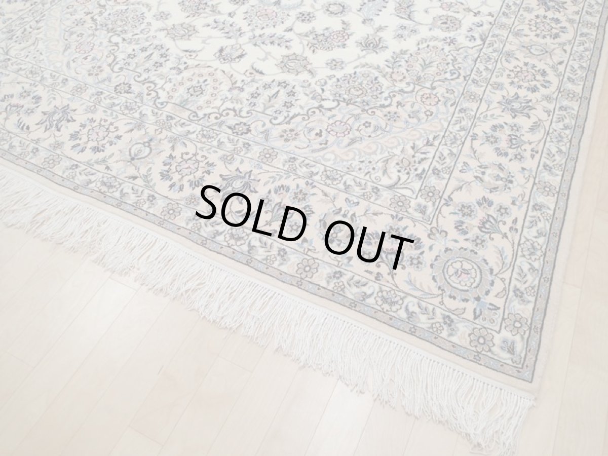 画像13: 新品 ペルシャ 絨毯 ナイン 9la 3m リビング ダイニング 大判 6畳 3人掛けソファ サイズ 302 x 202 cm 125 シルク ウール 手織り ラグ ハンドメイド カーペット 敷物 クラシック スタイル クリーム ベージュ アイボリー 生成り 白 青 ピンク 緑 (13)