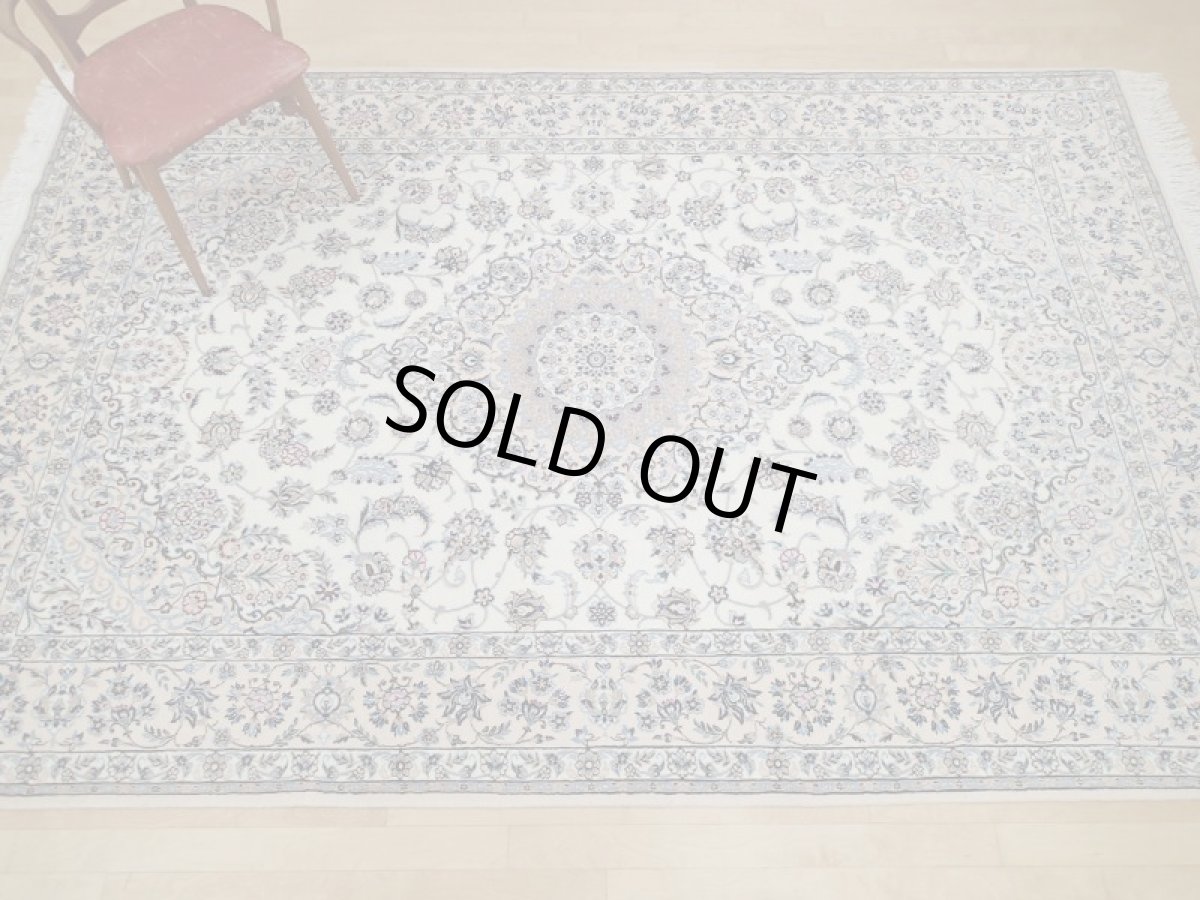 画像5: 新品 ペルシャ 絨毯 ナイン 9la 3m リビング ダイニング 大判 6畳 3人掛けソファ サイズ 302 x 202 cm 125 シルク ウール 手織り ラグ ハンドメイド カーペット 敷物 クラシック スタイル クリーム ベージュ アイボリー 生成り 白 青 ピンク 緑 (5)