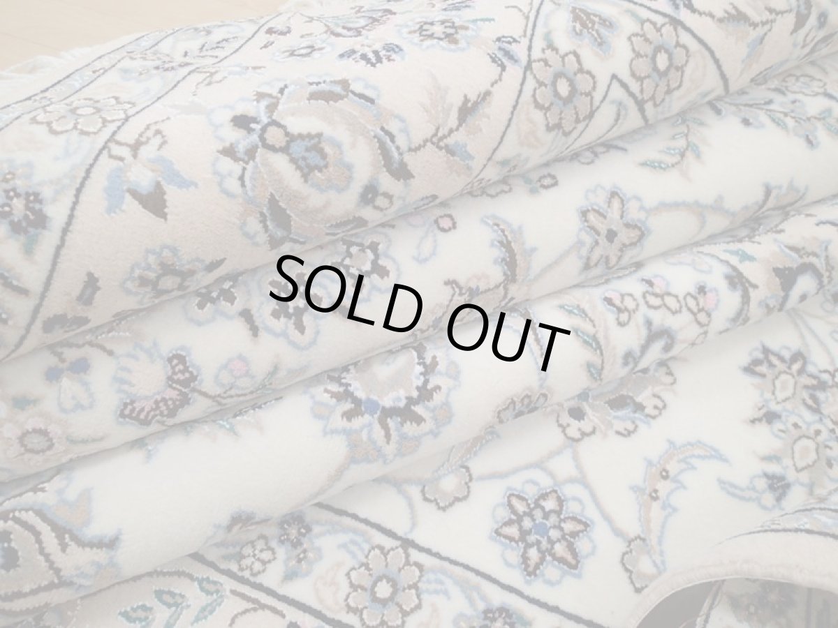 画像14: 新品 ペルシャ 絨毯 ナイン 9la 3m リビング ダイニング 大判 6畳 3人掛けソファ サイズ 302 x 202 cm 125 シルク ウール 手織り ラグ ハンドメイド カーペット 敷物 クラシック スタイル クリーム ベージュ アイボリー 生成り 白 青 ピンク 緑 (14)