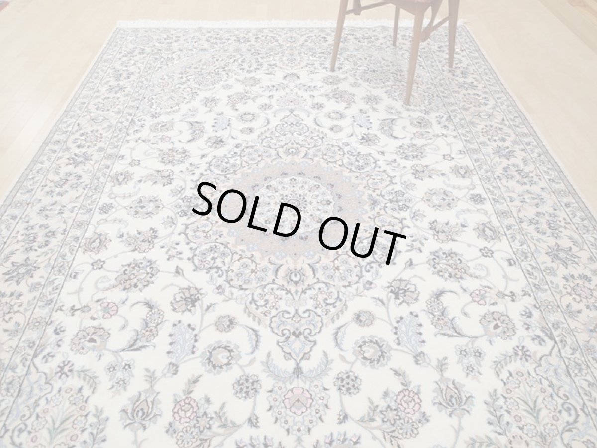 画像8: 新品 ペルシャ 絨毯 ナイン 9la 3m リビング ダイニング 大判 6畳 3人掛けソファ サイズ 302 x 202 cm 125 シルク ウール 手織り ラグ ハンドメイド カーペット 敷物 クラシック スタイル クリーム ベージュ アイボリー 生成り 白 青 ピンク 緑 (8)