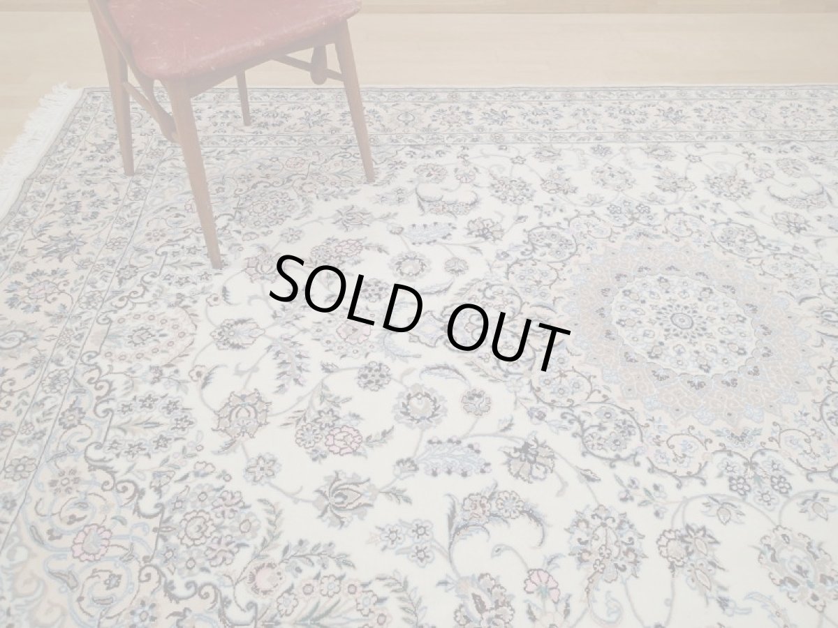 画像2: 新品 ペルシャ 絨毯 ナイン 9la 3m リビング ダイニング 大判 6畳 3人掛けソファ サイズ 302 x 202 cm 125 シルク ウール 手織り ラグ ハンドメイド カーペット 敷物 クラシック スタイル クリーム ベージュ アイボリー 生成り 白 青 ピンク 緑 (2)