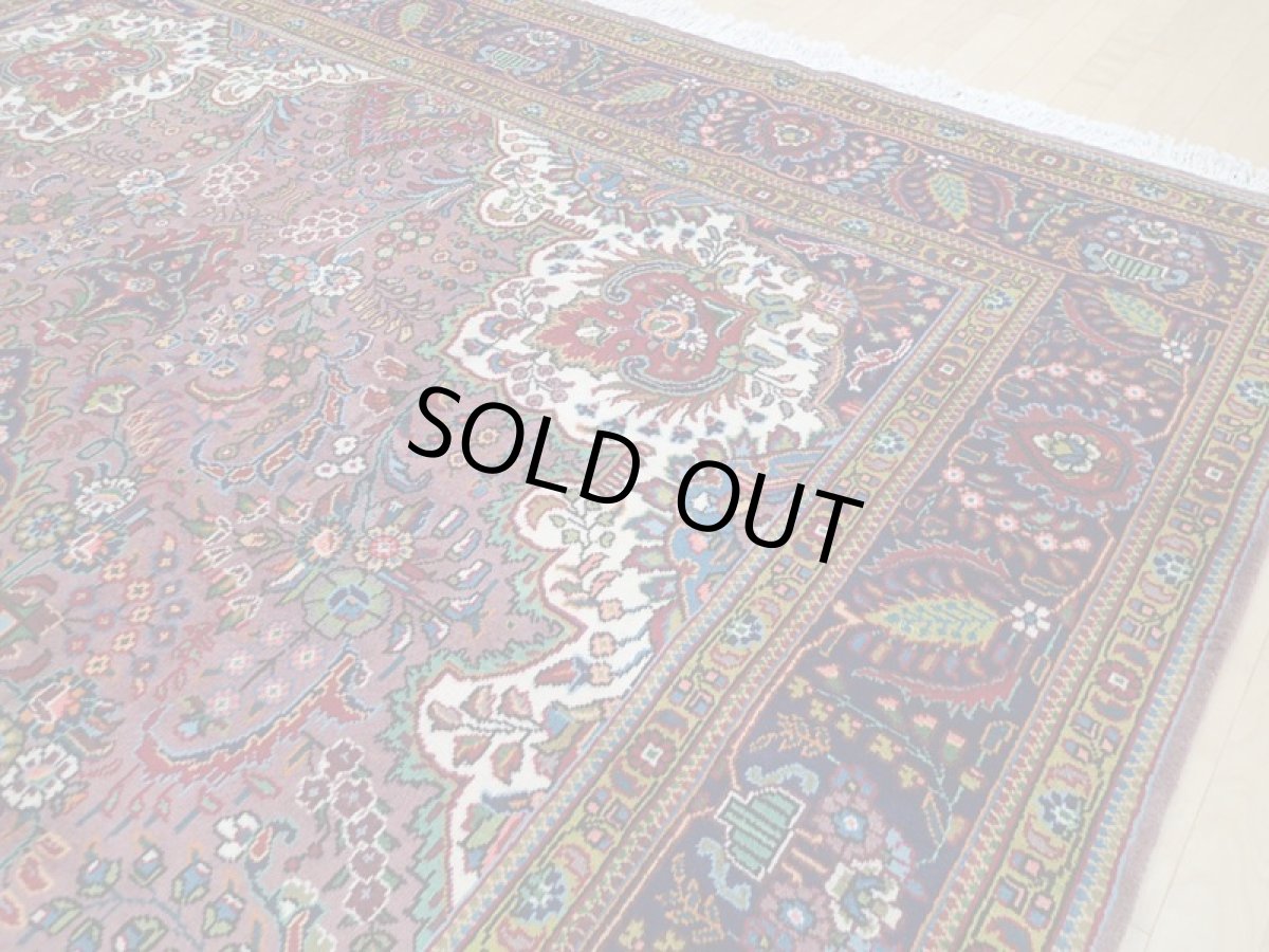 画像10: 美品 ペルシャ 絨毯 タブリーズ リビング ダイニング 大判 4m 10畳 3人掛け コーナーソファ サイズ 395 x 300 cm z116 肉厚 ウール 天然 手織り トライバル ラグ 敷物 マット カーペット 紫 パープル 藤色 メダリオン 草木 花 柄 ヴィンテージ ビンテージ OLD (10)