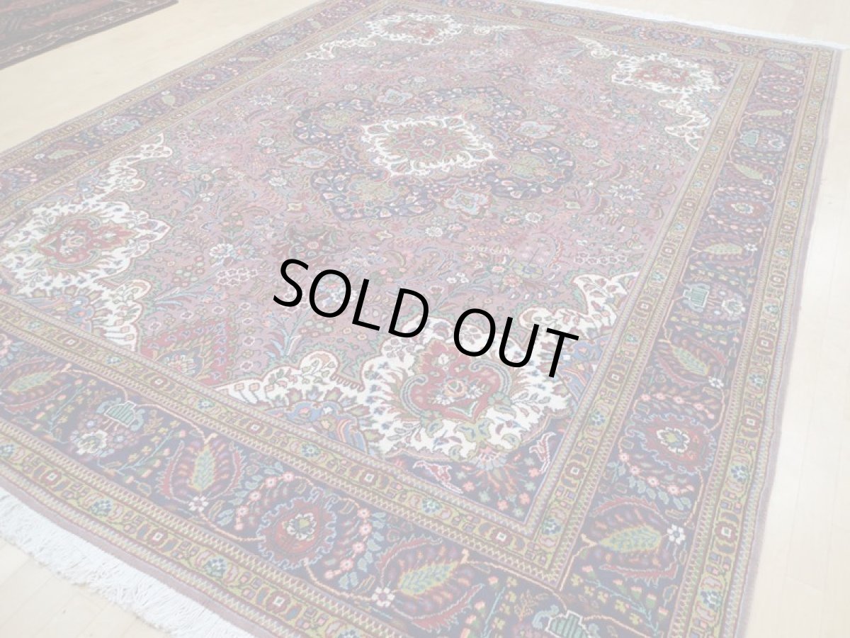 画像6: 美品 ペルシャ 絨毯 タブリーズ リビング ダイニング 大判 4m 10畳 3人掛け コーナーソファ サイズ 395 x 300 cm z116 肉厚 ウール 天然 手織り トライバル ラグ 敷物 マット カーペット 紫 パープル 藤色 メダリオン 草木 花 柄 ヴィンテージ ビンテージ OLD (6)