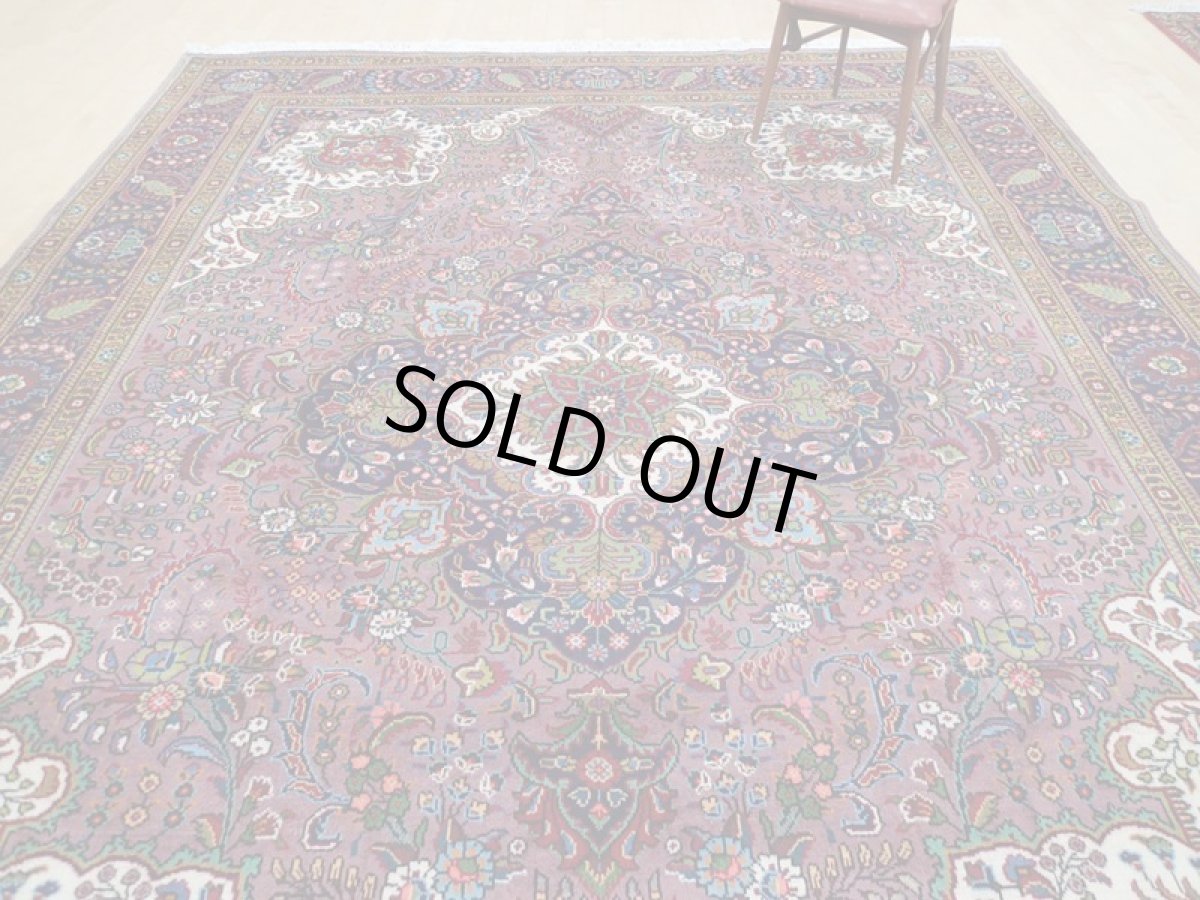 画像8: 美品 ペルシャ 絨毯 タブリーズ リビング ダイニング 大判 4m 10畳 3人掛け コーナーソファ サイズ 395 x 300 cm z116 肉厚 ウール 天然 手織り トライバル ラグ 敷物 マット カーペット 紫 パープル 藤色 メダリオン 草木 花 柄 ヴィンテージ ビンテージ OLD (8)