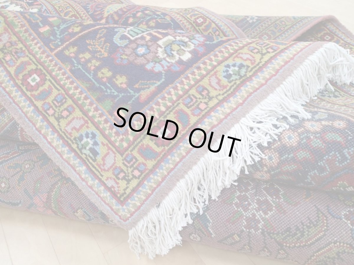 画像15: 美品 ペルシャ 絨毯 タブリーズ リビング ダイニング 大判 4m 10畳 3人掛け コーナーソファ サイズ 395 x 300 cm z116 肉厚 ウール 天然 手織り トライバル ラグ 敷物 マット カーペット 紫 パープル 藤色 メダリオン 草木 花 柄 ヴィンテージ ビンテージ OLD (15)