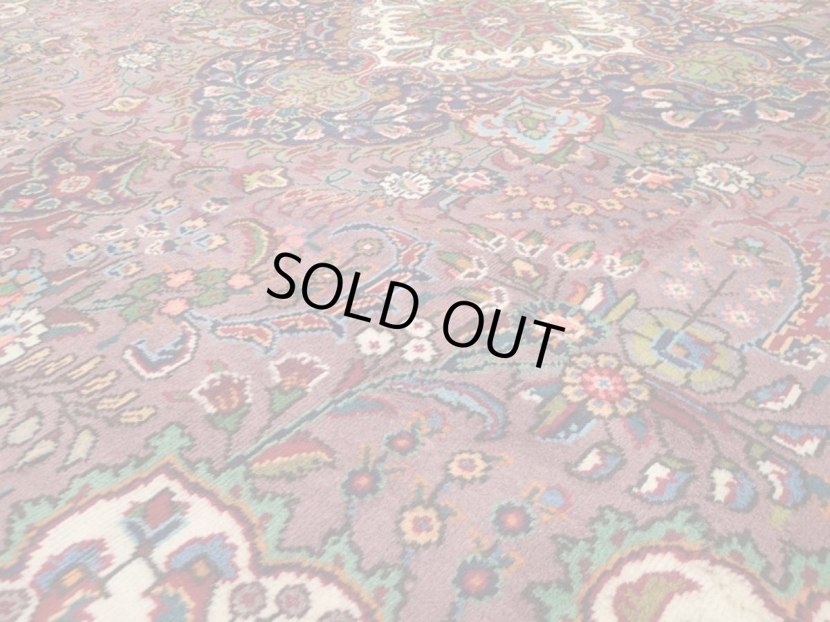 画像13: 美品 ペルシャ 絨毯 タブリーズ リビング ダイニング 大判 4m 10畳 3人掛け コーナーソファ サイズ 395 x 300 cm z116 肉厚 ウール 天然 手織り トライバル ラグ 敷物 マット カーペット 紫 パープル 藤色 メダリオン 草木 花 柄 ヴィンテージ ビンテージ OLD (13)