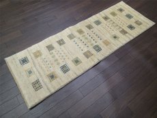 画像1: 新品 ペルシャ ギャッベ ランナー ロング サイズ 143 × 50 cm D2215 肉厚 ウール ギャベ 手織り 天然 ハンドメイド ラグ 絨毯 カーペット グラデーション クリーム 花 柄ベッドサイドや窓際に (1)