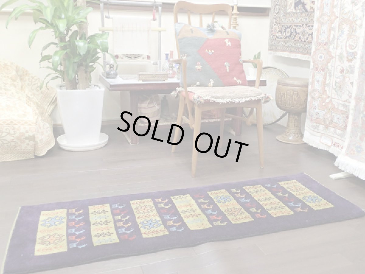 画像3: 新品 ペルシャ ギャッベ ランナー ロング サイズ 149 x 48 cm D2272 肉厚 ウール ギャベ 手織り 天然 ハンドメイド ラグ 絨毯 カーペット ネイビー カラフル 動物 鹿 柄ベッドサイドや窓際に (3)