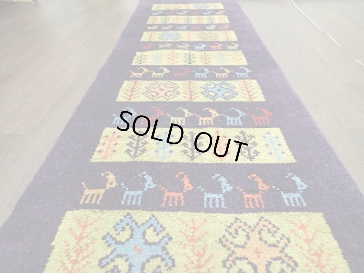 画像4: 新品 ペルシャ ギャッベ ランナー ロング サイズ 149 x 48 cm D2272 肉厚 ウール ギャベ 手織り 天然 ハンドメイド ラグ 絨毯 カーペット ネイビー カラフル 動物 鹿 柄ベッドサイドや窓際に (4)