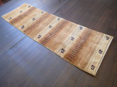 画像1: 新品 ペルシャ ギャッベ ランナー ロング サイズ 142 x 48 cm D2225 肉厚 ウール ギャベ 手織り 天然 ハンドメイド ラグ 絨毯 カーペット グラデーション 黄 クリーム 紫 動物 鹿 花 柄ベッドサイドや窓際に (1)