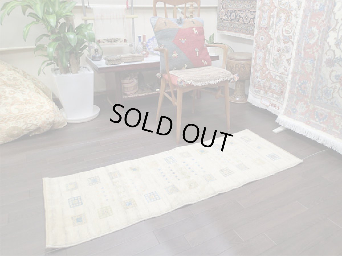 画像3: 新品 ペルシャ ギャッベ ランナー ロング サイズ 143 × 50 cm D2215 肉厚 ウール ギャベ 手織り 天然 ハンドメイド ラグ 絨毯 カーペット グラデーション クリーム 花 柄ベッドサイドや窓際に (3)