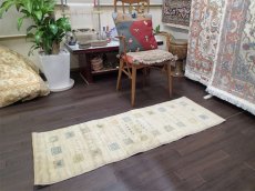 画像3: 新品 ペルシャ ギャッベ ランナー ロング サイズ 143 × 50 cm D2215 肉厚 ウール ギャベ 手織り 天然 ハンドメイド ラグ 絨毯 カーペット グラデーション クリーム 花 柄ベッドサイドや窓際に (3)