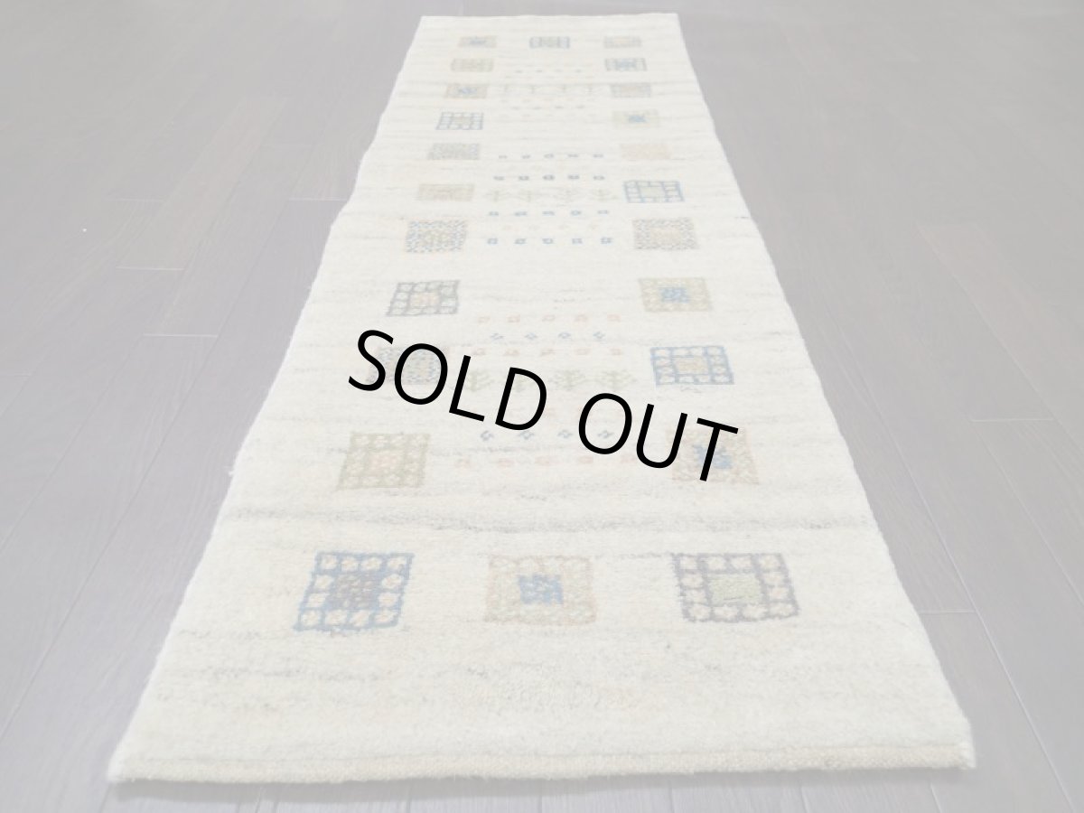 画像4: 新品 ペルシャ ギャッベ ランナー ロング サイズ 143 × 50 cm D2215 肉厚 ウール ギャベ 手織り 天然 ハンドメイド ラグ 絨毯 カーペット グラデーション クリーム 花 柄ベッドサイドや窓際に (4)