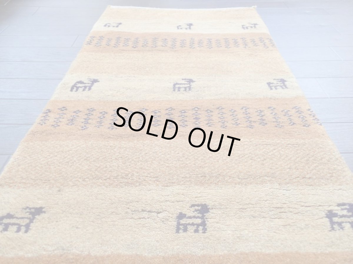 画像3: 新品 ペルシャ ギャッベ ランナー ロング サイズ 142 x 48 cm D2225 肉厚 ウール ギャベ 手織り 天然 ハンドメイド ラグ 絨毯 カーペット グラデーション 黄 クリーム 紫 動物 鹿 花 柄ベッドサイドや窓際に (3)