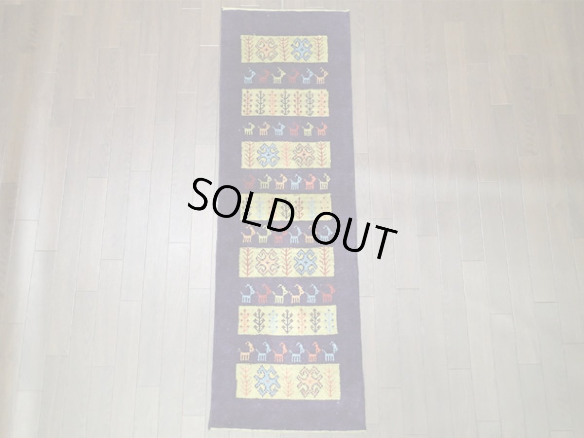 画像2: 新品 ペルシャ ギャッベ ランナー ロング サイズ 149 x 48 cm D2272 肉厚 ウール ギャベ 手織り 天然 ハンドメイド ラグ 絨毯 カーペット ネイビー カラフル 動物 鹿 柄ベッドサイドや窓際に (2)