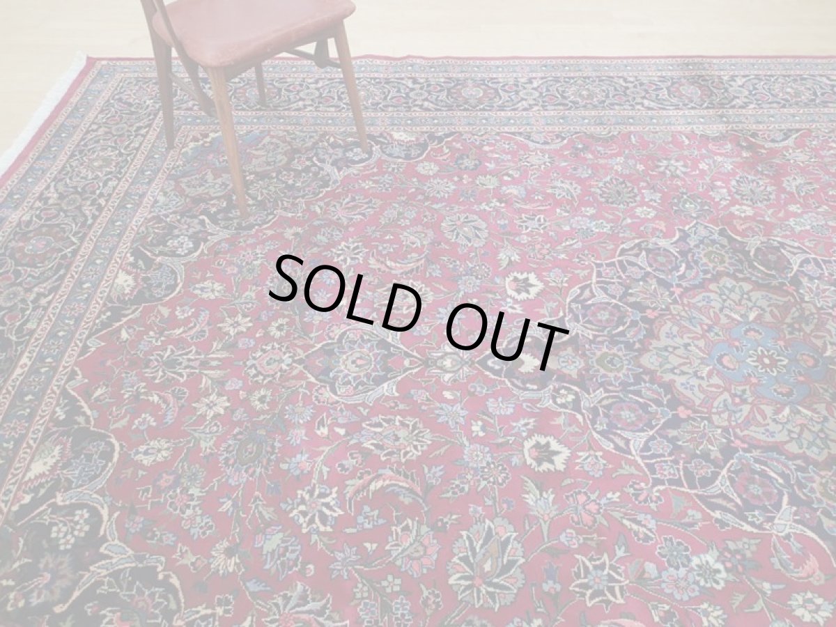 画像2: 美品 ペルシャ 絨毯 カシャーン リビング ダイニング 大判 4m 10畳 3人掛け コーナーソファ サイズ 405 x 305 cm z163 肉厚 ウール 天然 手織り トライバル ラグ 敷物 マット カーペット 紫 パープル メダリオン 草木 花 アラベスク 柄 ヴィンテージ ビンテージ OLD (2)