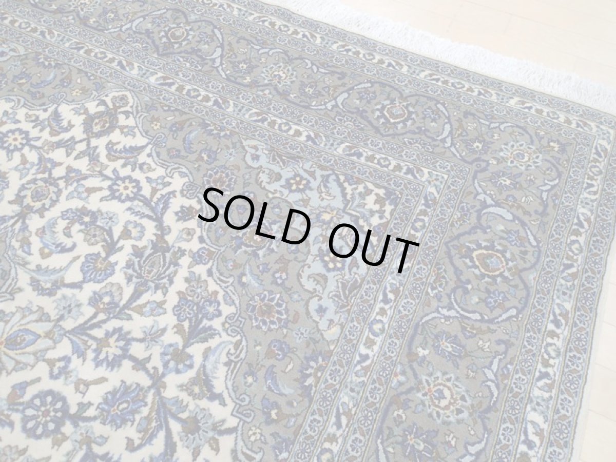 画像8: 美品 ペルシャ 絨毯 カシャーン リビング ダイニング 大判 3m 6畳 3人掛け コーナーソファ サイズ 295 x 200 cm 108 肉厚 コルク ウール 天然 手織り トライバル ラグ 敷物 マット 灰 生成り ベージュ アイボリー メダリオン 草木 花 アラベスク 柄 ヴィンテージ ビンテージ OLD (8)