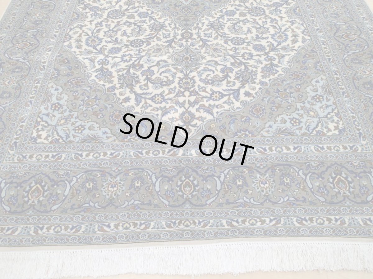 画像7: 美品 ペルシャ 絨毯 カシャーン リビング ダイニング 大判 3m 6畳 3人掛け コーナーソファ サイズ 295 x 200 cm 108 肉厚 コルク ウール 天然 手織り トライバル ラグ 敷物 マット 灰 生成り ベージュ アイボリー メダリオン 草木 花 アラベスク 柄 ヴィンテージ ビンテージ OLD (7)