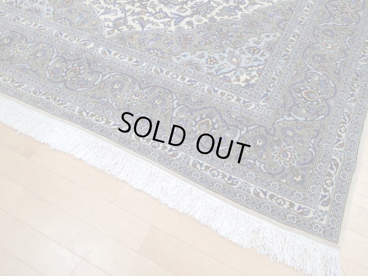 画像11: 美品 ペルシャ 絨毯 カシャーン リビング ダイニング 大判 3m 6畳 3人掛け コーナーソファ サイズ 295 x 200 cm 108 肉厚 コルク ウール 天然 手織り トライバル ラグ 敷物 マット 灰 生成り ベージュ アイボリー メダリオン 草木 花 アラベスク 柄 ヴィンテージ ビンテージ OLD (11)