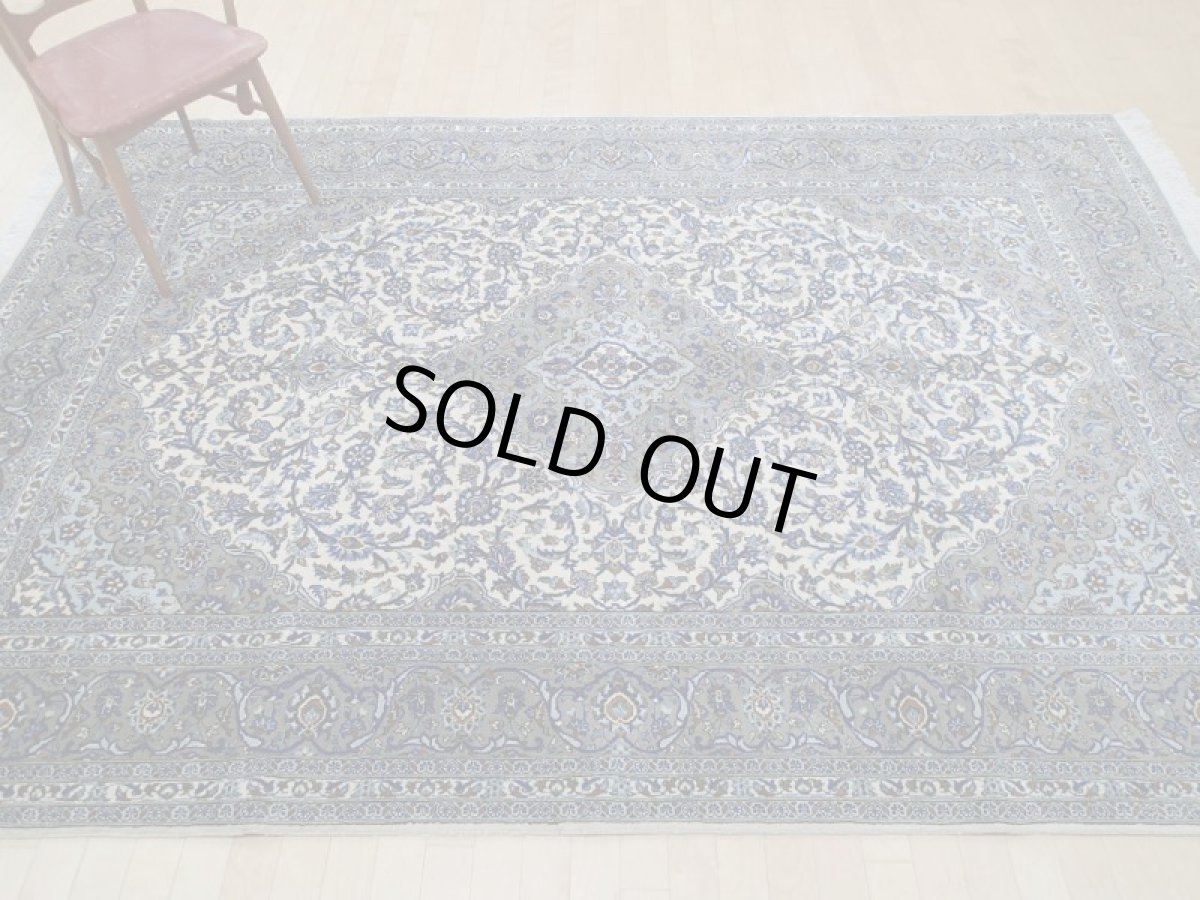 画像4: 美品 ペルシャ 絨毯 カシャーン リビング ダイニング 大判 3m 6畳 3人掛け コーナーソファ サイズ 295 x 200 cm 108 肉厚 コルク ウール 天然 手織り トライバル ラグ 敷物 マット 灰 生成り ベージュ アイボリー メダリオン 草木 花 アラベスク 柄 ヴィンテージ ビンテージ OLD (4)